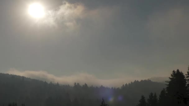 Nubes y niebla en el lapso de tiempo en las montañas de los Cárpatos . — Vídeo de stock