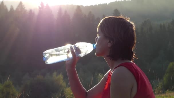 Sylwetka kobiety tej wody pitnej w zwolnionym tempie. — Wideo stockowe