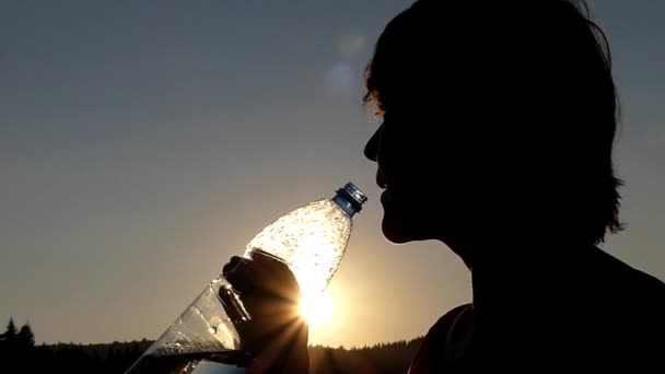 Silueta ženy pitná voda v pomalém pohybu. — Stock video