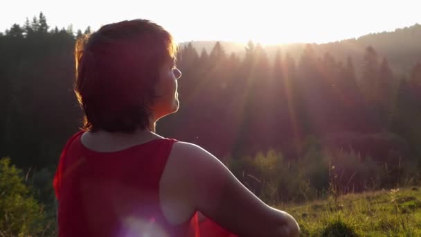 Hermosa mujer bajo la luz del sol al atardecer Mostrar manos de admiración . — Vídeo de stock