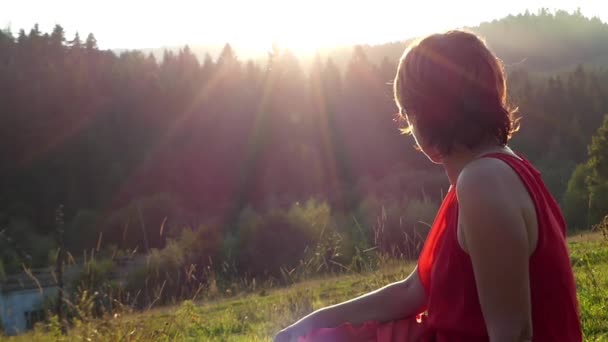 Hermosa mujer bajo la luz del sol al atardecer Mostrar manos de admiración . — Vídeo de stock