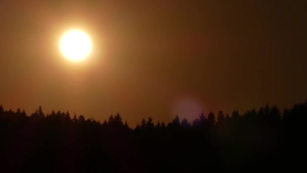 Puesta de sol en el lapso de tiempo en las montañas . — Vídeos de Stock