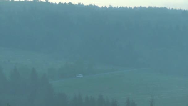 Ukrajinské hory v mlze počasí. Auto na horské silnici. — Stock video