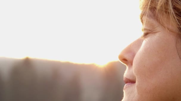 Sonrisa en la cara de la mujer bajo el sol Luz en cámara lenta .. — Vídeo de stock