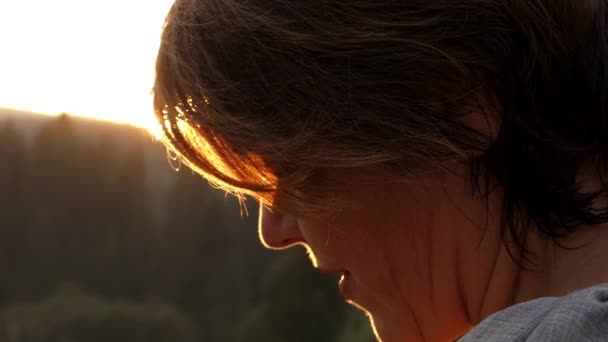 Усмішка на обличчі жінки у сонці світло в уповільненому Русі.. — стокове відео