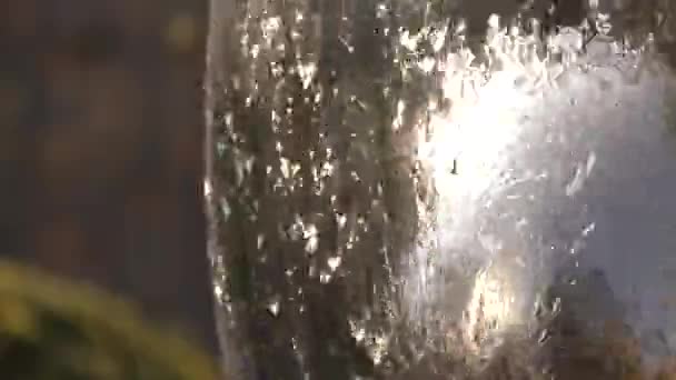 Текстура воды в фонтане круга . — стоковое видео
