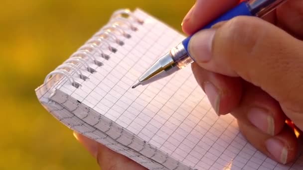 Χέρι και το σημειωματάριο Closeup στις ακτίνες της λέξης γράφοντας Κυρ» αγάπη" — Αρχείο Βίντεο