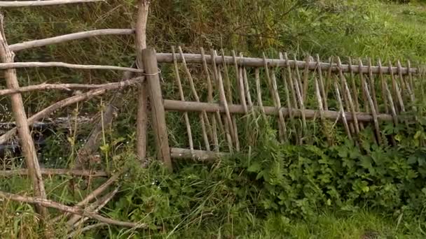 A patak partján a régi fából készült kerítés. — Stock videók