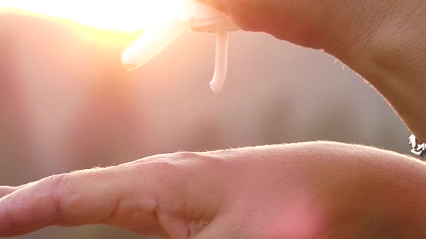 Crème Hand close-up. de actie bij zonsondergang in Slow Motion. — Stockvideo