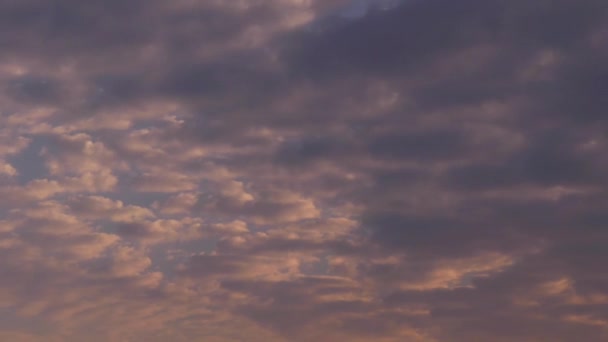 Roze time-lapse bij zonsondergang. De stralen van de zon in de bewolkte hemel. — Stockvideo