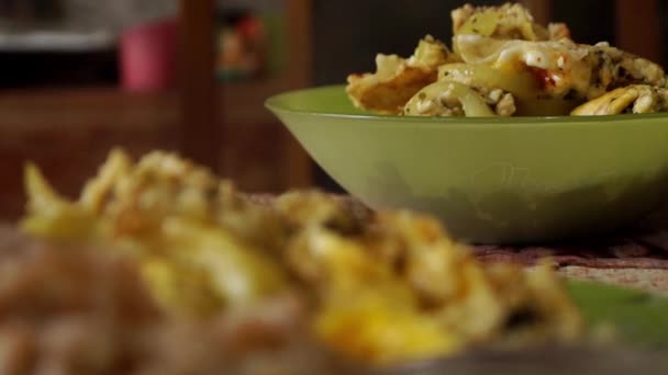 在绿色盘子里的炒鸡蛋炒土豆。美味的食物. — 图库视频影像
