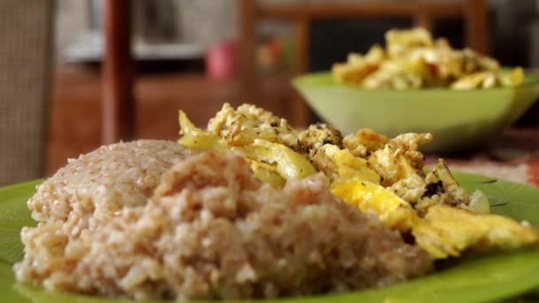 Fried Potatoes and Scrambled Eggs With Folk and Spoon in Geen Plate. — Stock Video