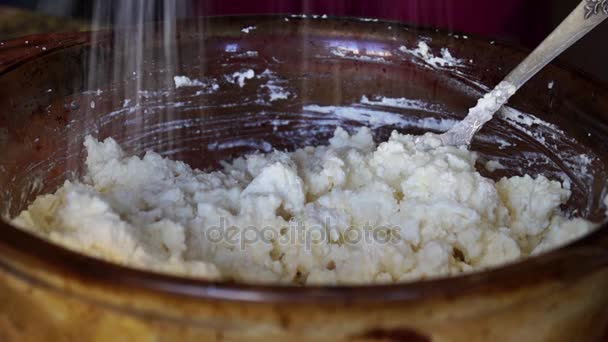 Cozinhar Caserole de queijo. Peneiramento de farinhas . — Vídeo de Stock