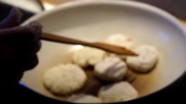 Tortitas de avena con pasas Freír . — Vídeo de stock