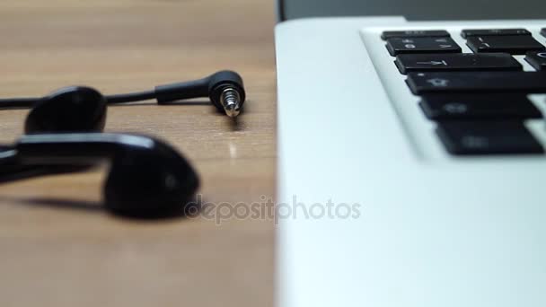 The Keyboard and Headphones Not Connected. — Stock Video