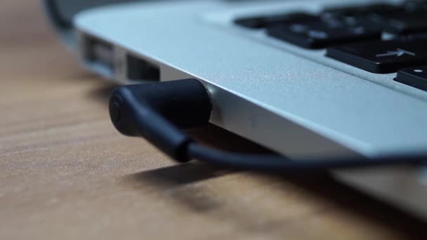 Het toetsenbord en de Connector van de hoofdtelefoon verwijderen — Stockvideo