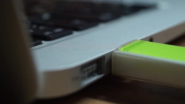 O teclado e USB Flash Drive Inserindo — Vídeo de Stock