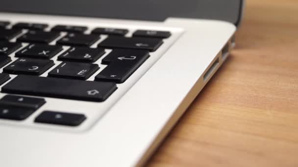 El teclado en blanco y negro y la inserción de la tarjeta flash de fotos — Vídeos de Stock