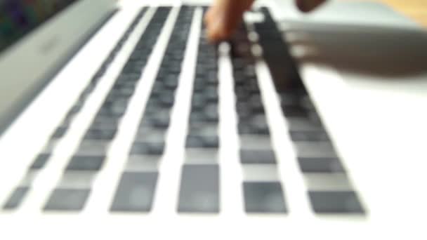 Die Tastatur und zwei Hände, die etwas drucken — Stockvideo