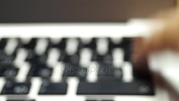 Клавиатура нажимается одной рукой . — стоковое видео