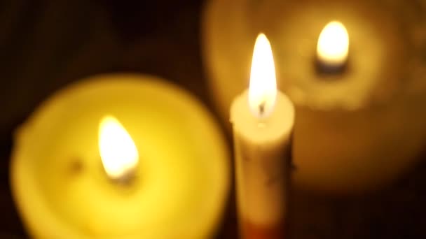 Tres velas de luz . — Vídeo de stock