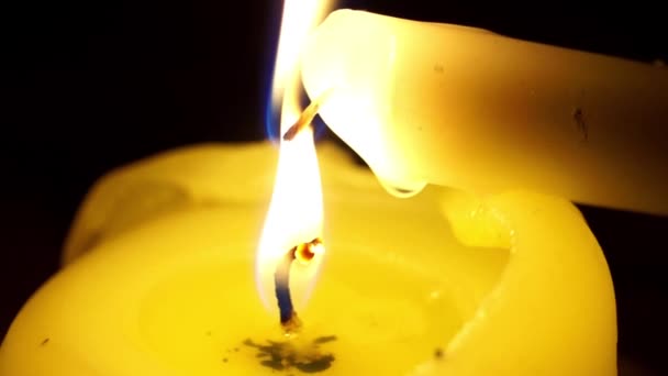 两支蜡烛。一个人从另一个点燃. — 图库视频影像