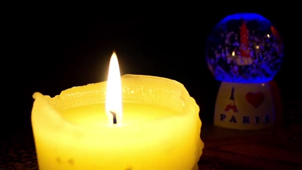 蜡烛的火焰和巴黎纪念品 — 图库视频影像