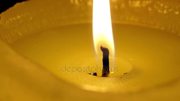 蜡烛发出的光。火焰闪烁 — 图库视频影像