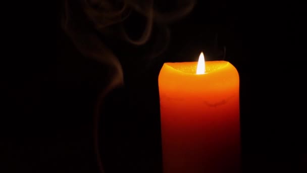 Una candela spessa che brucia. Fumi supplementari . — Video Stock