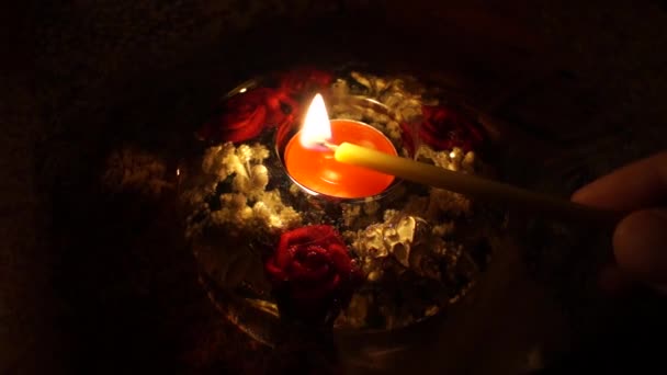 Eine Sauce Kerze auf einem schönen Kerzenständer entzündet — Stockvideo