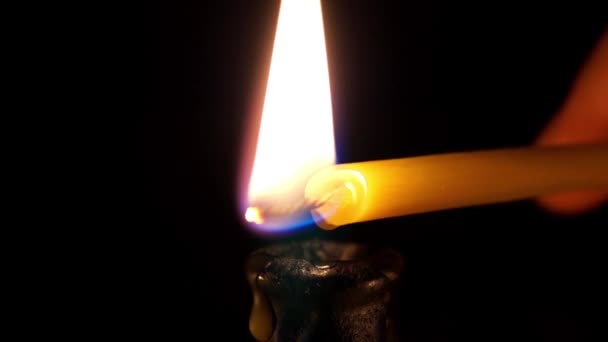 Der Wachstropfen, der von der entzündeten Kerze fällt — Stockvideo