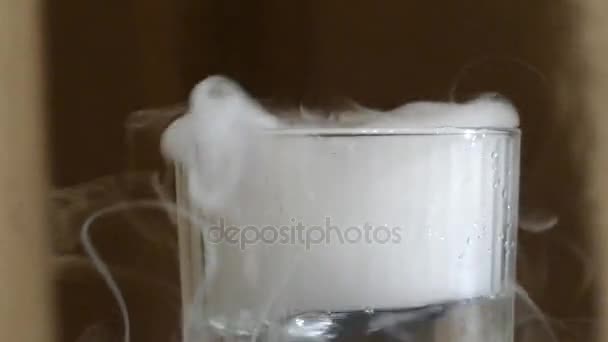 Um copo de água com espírito seco Fumar a partir dele — Vídeo de Stock