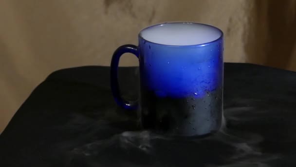 El vaso de agua sobre la mesa. un montón de humo . — Vídeo de stock