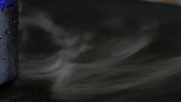 Дым на черном фоне со стеклянной водой слева . — стоковое видео