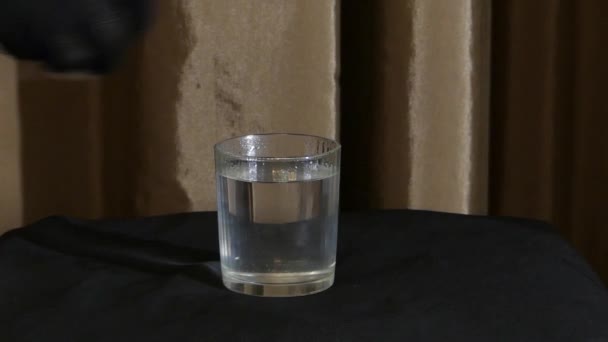 Trockener Spiritus in einem Glas Wasser mit Rauch. — Stockvideo