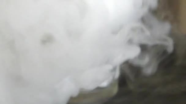 Vortici di fumo spesso su uno sfondo concreto — Video Stock