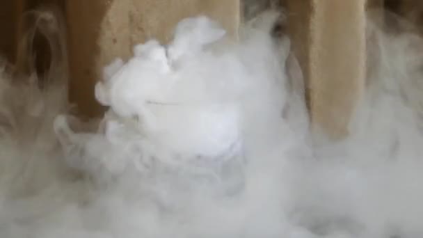 Tourbillons de fumée et fond de béton . — Video