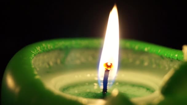 Одна зеленая свеча и дуновение ветра . — стоковое видео