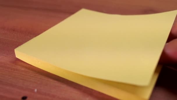 Uma mão rasgando uma folha de papel . — Vídeo de Stock
