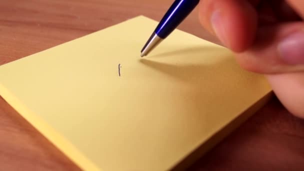 Zeichnen eines glücklichen Emoticons mit einem Kugelschreiber. — Stockvideo