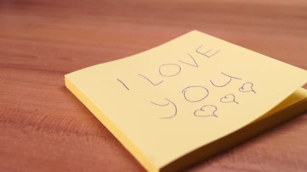 Лист бумаги с надписью "Я люблю тебя" . — стоковое видео