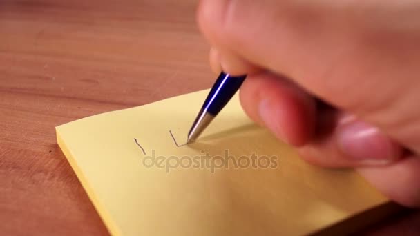 Uma mão escrevendo "eu te amo" com um coração . — Vídeo de Stock