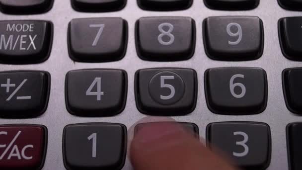 Uma calculadora de prata e uma mão pressionando botões . — Vídeo de Stock