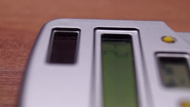 Ein silberner Taschenrechner mit blinkenden Zahlen. — Stockvideo