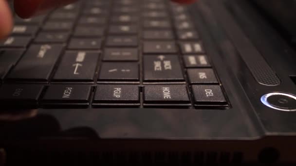 Svart tangentbord och ett Finger för att trycka på knappar. — Stockvideo