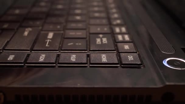 黒のキーボードと 1 本の指がボタンを押すと. — ストック動画