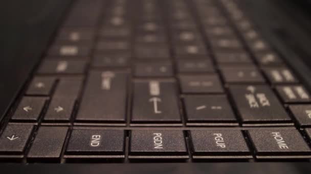 Zwarte toetsenbord. Langzaam gericht. — Stockvideo