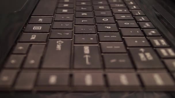 Клавіатура та пальця, натиснувши кнопку. — стокове відео