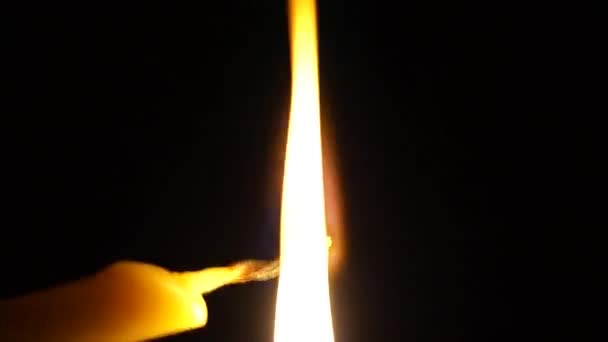 Eine Kerze wird von einer anderen angezündet. — Stockvideo