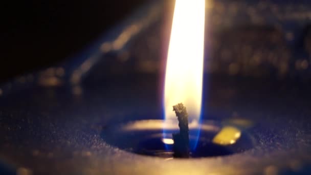 Una candela blu scuro Lit . — Video Stock